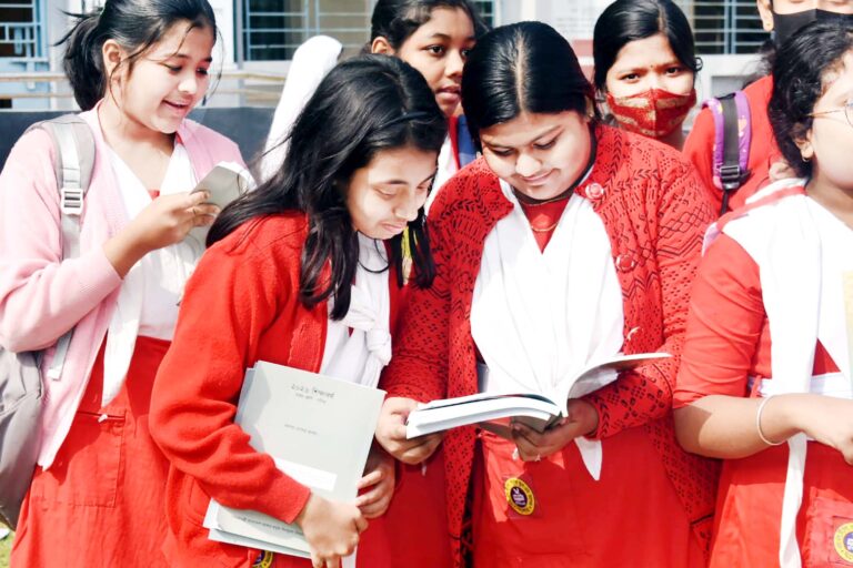 রাষ্ট্রীয় শোকের গাম্ভীর্য নিয়েই নতুন বই পেল যশোরের শিশুরা