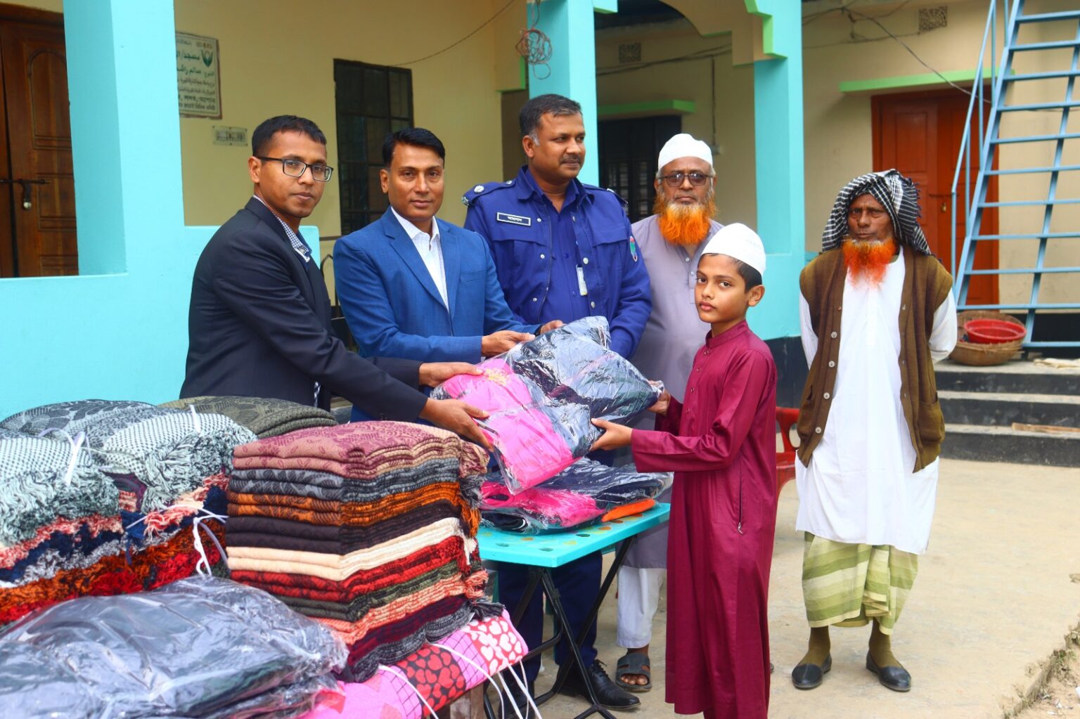 যশোরে অসহায়, প্রতিবন্ধী ও এতিমদের মাঝে পুলিশ সুপারের শীতবস্ত্র বিতরণ