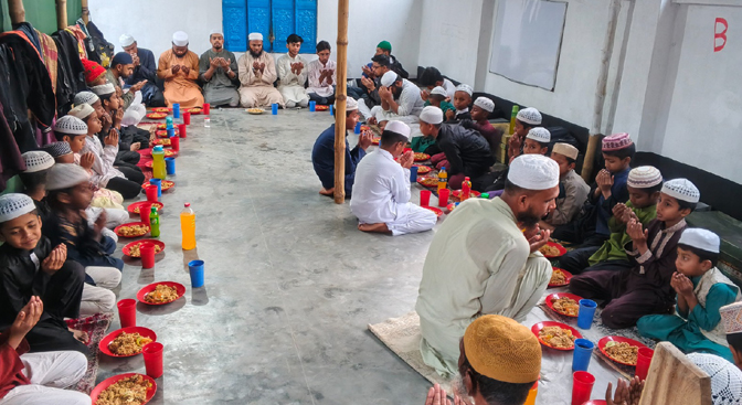 মাদ্রাসার শিক্ষার্থীদের সাথে “যশোর বিপ্লবী ছাত্র-জনতা”র ইফতার