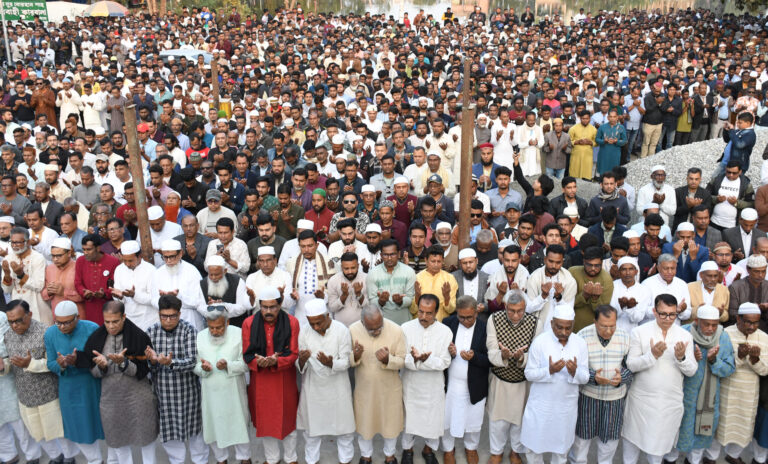 সাবেক মন্ত্রী তরিকুলের কবর জিয়ারত করলেন ছেলে নবনির্বাচিত এমপি অমিত