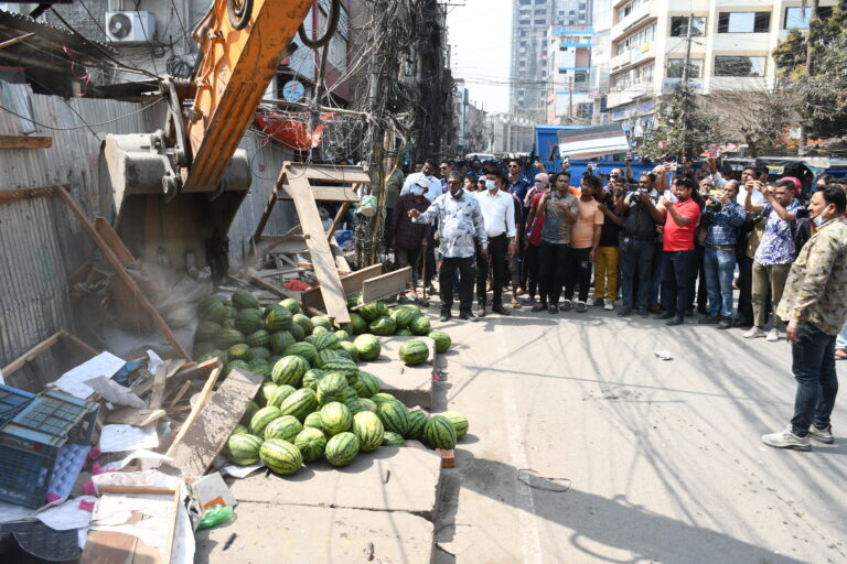পবিত্র রমজানে যানজট নিরসনে পৌরসভার ফুটপাত উচ্ছেদ অভিযান