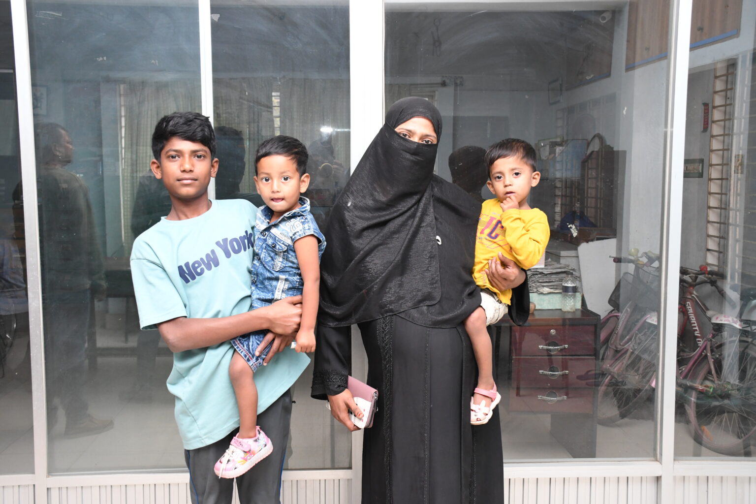 পরকীয়ার আগুন : দুই সন্তান নিয়ে পথে পথে অন্তঃসত্ত্বা বর্ষা