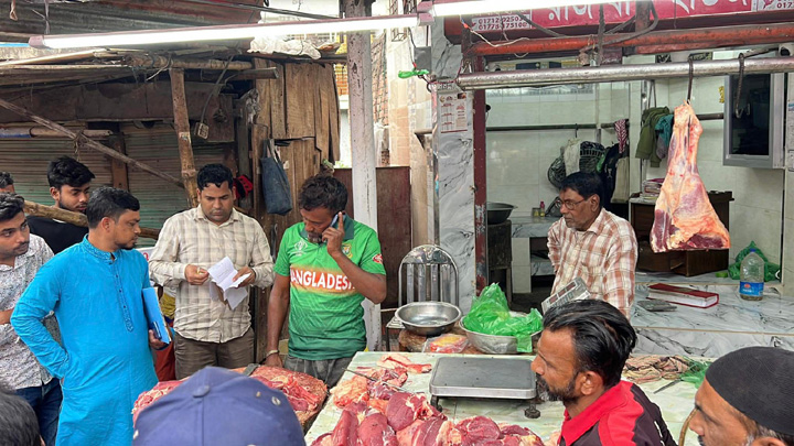 কাঠেরপুলে বাড়তি দামে মাংস বিক্রি : জরিমানা
