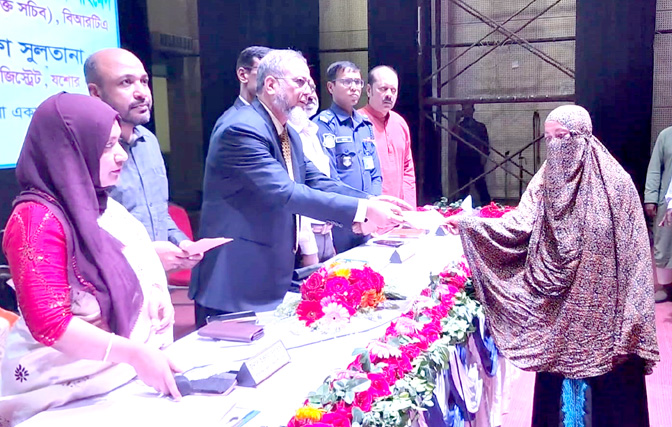 যশোরসহ তিন জেলায় সড়ক দুর্ঘটনায় হতাহত দেড়শ’ পরিবারের মাঝে বিআরটিএ’র চেক বিতরণ