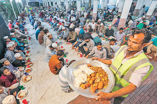 যশোরে ডেকোরেটর ও ফুল ব্যবসায়ী মালিক সমিতির ইফতার