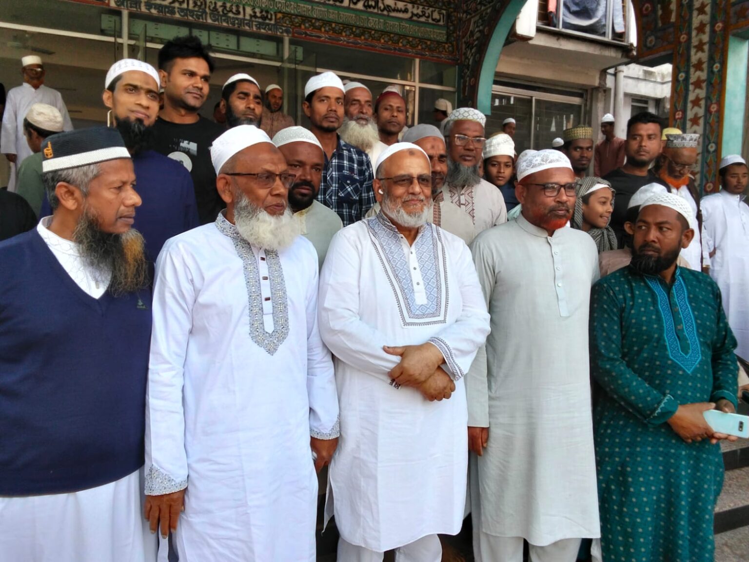 ঝিকরগাছা কেন্দ্রীয় জামে মসজিদে অনুদান দিলেন এমপি ডা. ফরিদ