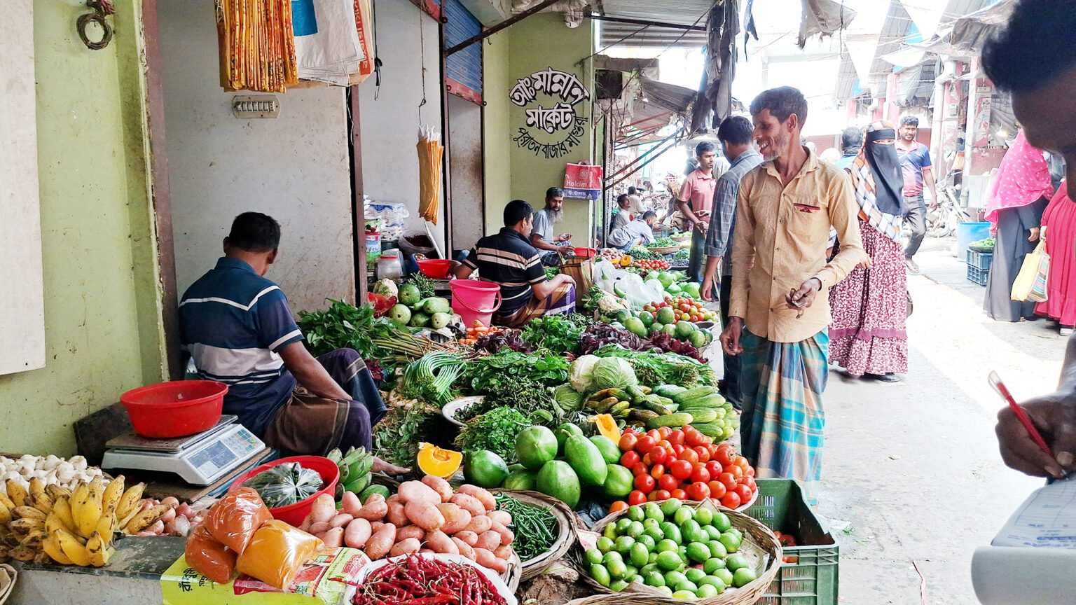 মাগুরায় কমেছে সবজির দাম, স্বস্তিতে ক্রেতারা
