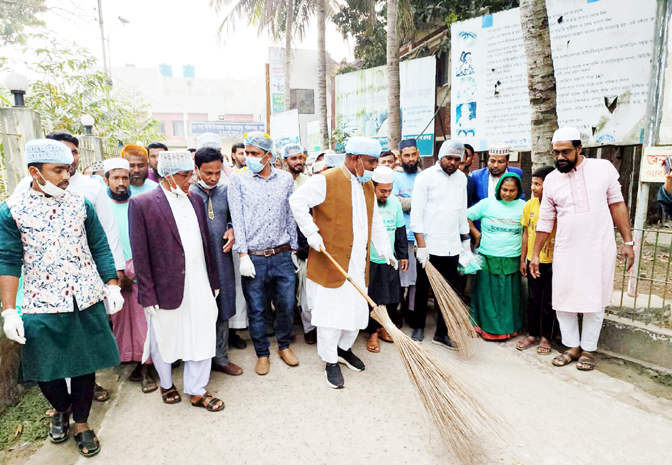 শপথ নিয়েই পাইকগাছা হাসপাতাল পরিচ্ছন্নতায় এমপি আজাদ