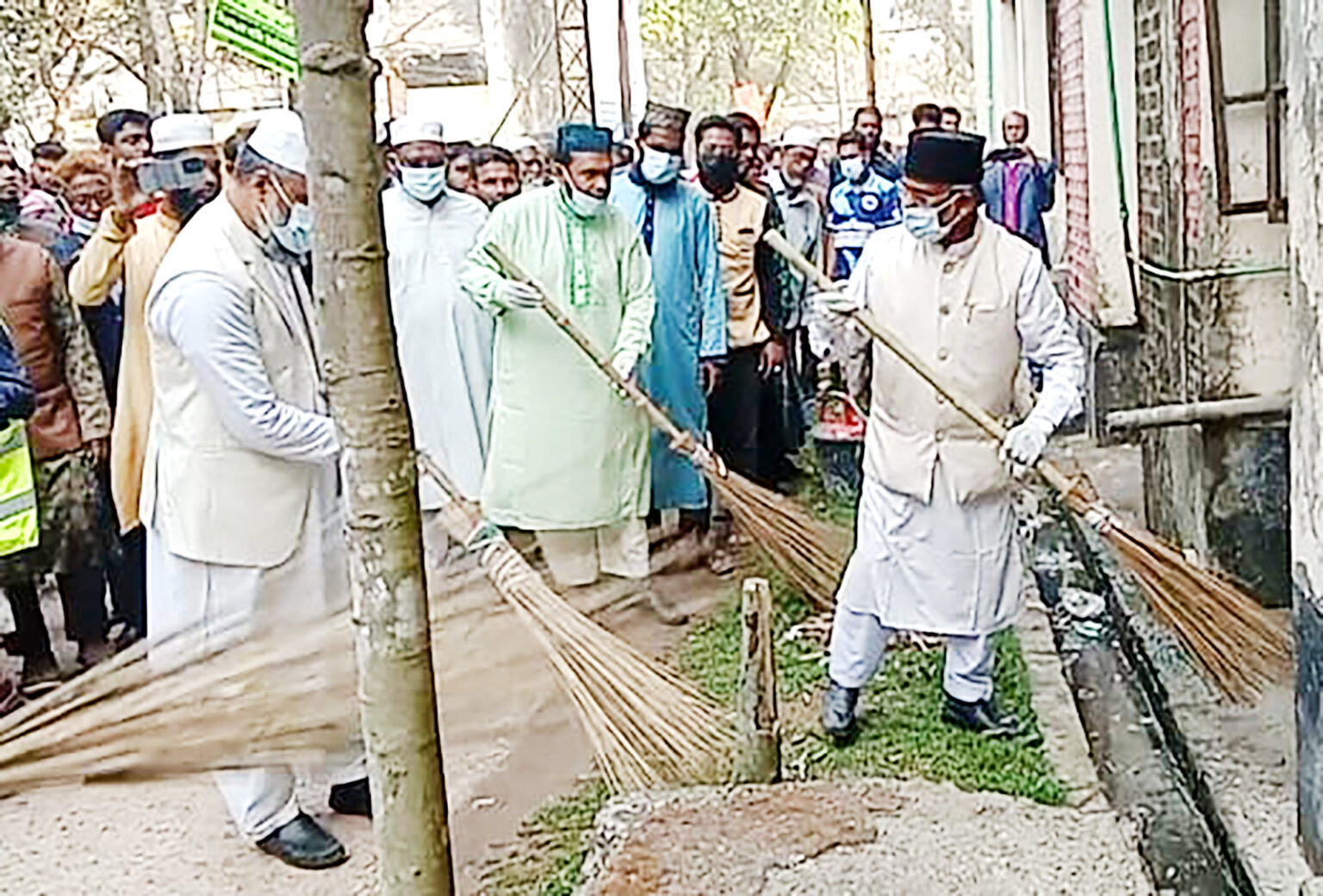 শ্যামনগরে ঝাড়ু নিয়ে পরিচ্ছন্নতা অভিযানে এমপি গাজী নজরুল