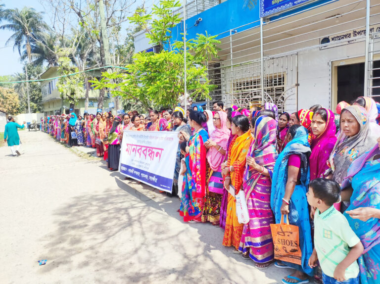 অব্যাহত হুমকি : প্রধানমন্ত্রীর হস্তক্ষেপ চেয়ে শ্যামনগরে সনাতনী নারীদের মানববন্ধন