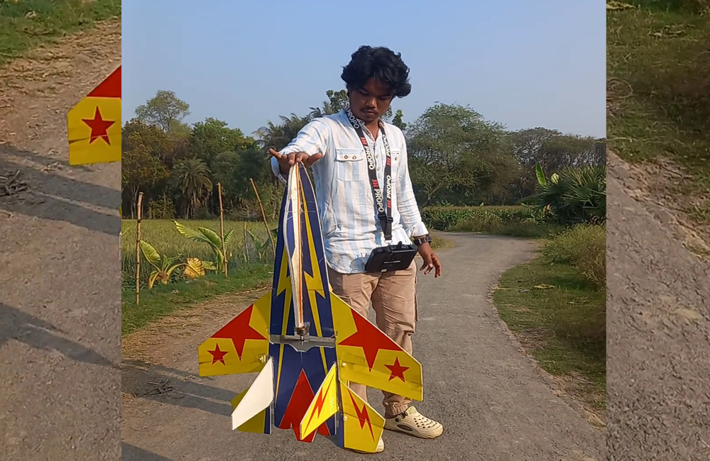 এনামের তৈরি যুদ্ধ বিমান উড়ছে আকাশে