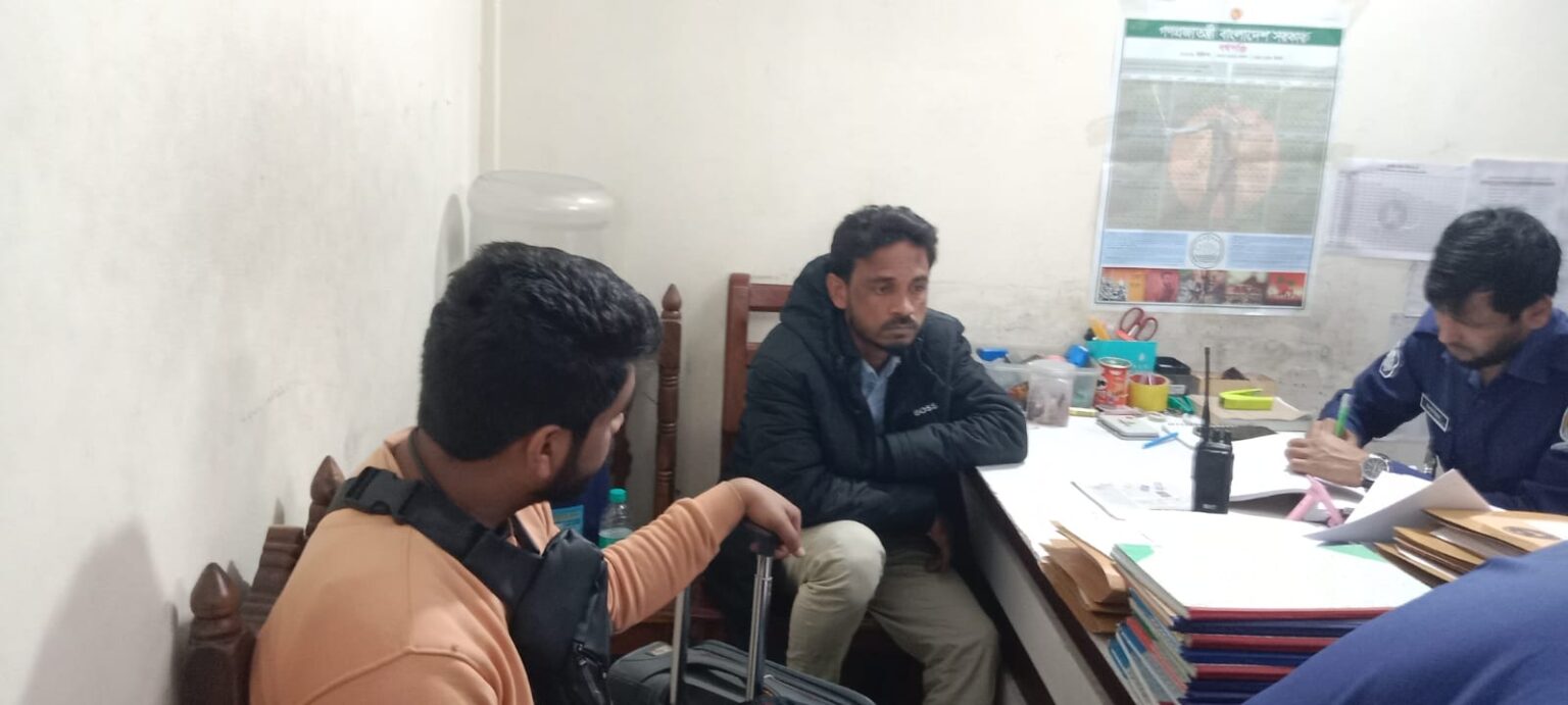 ভারতে পালানোর সময় হত্যা মামলার দুই সহোদর বেনাপোলে আটক