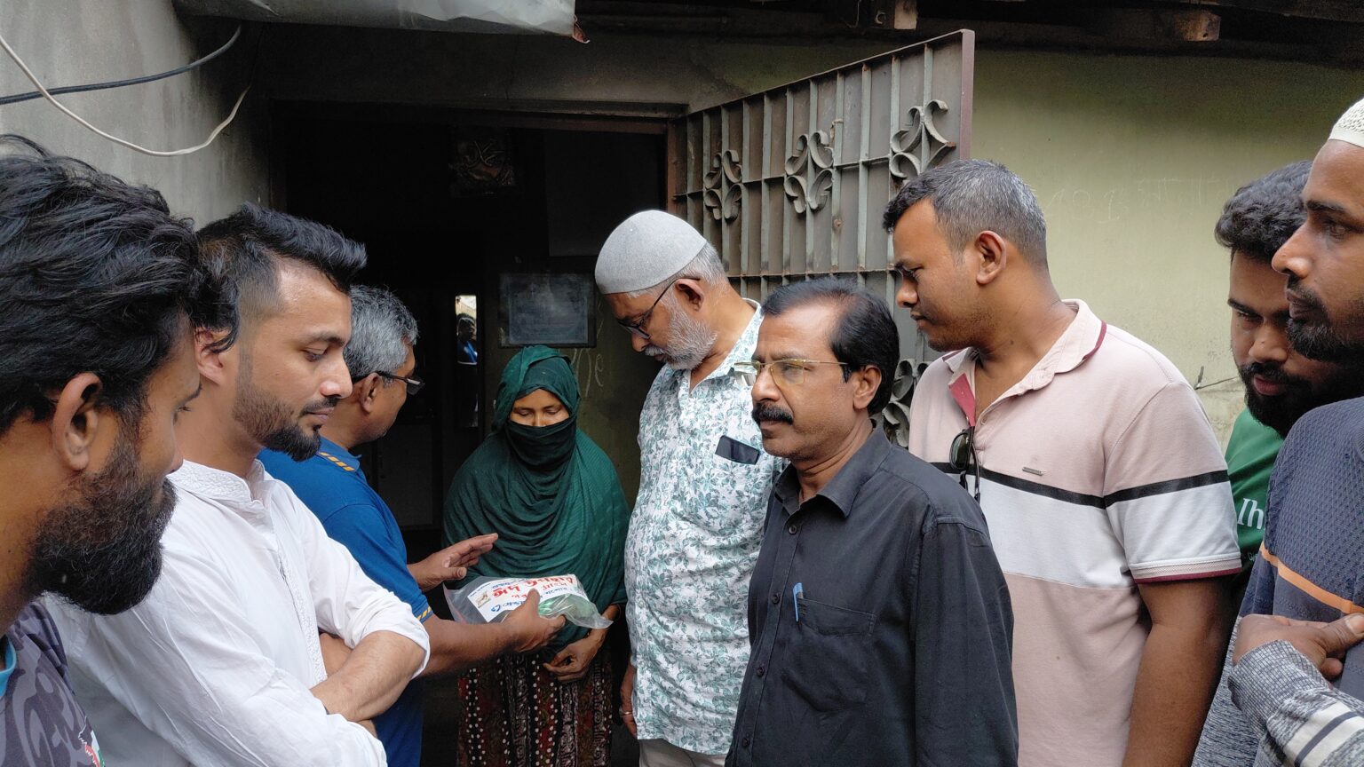 ঈদের আগে বেজপাড়ায় অসহায়দের মাঝে ফ্রেন্ডস ক্লাবের মাংস বিতরণ