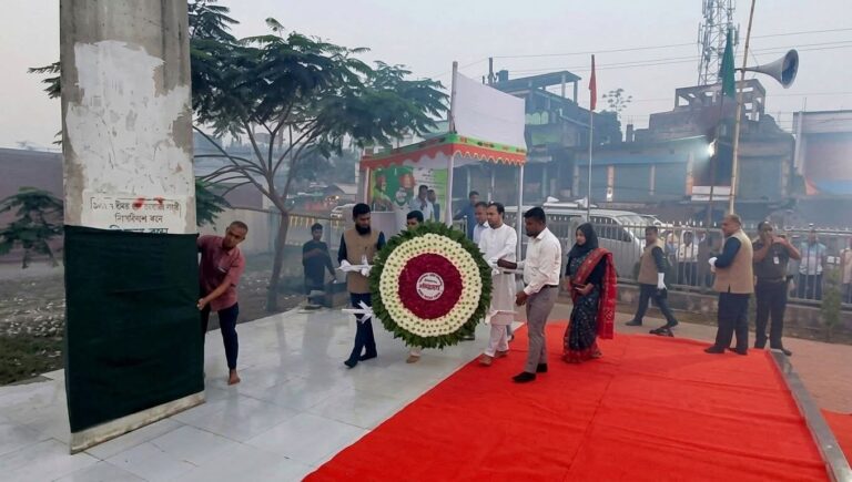 স্বাধীনতা দিবসে মলিন বিজয় স্তম্ভে শ্রদ্ধা : ক্ষুব্ধ যশোরবাসী