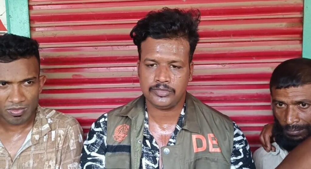 জীবননগরে চাঁদাবাজির সময় ২ ভুয়া ডিবি পুলিশ আটক