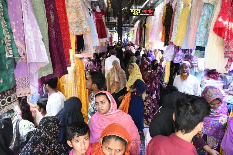 রেডিমেড পোশাকের দোকানে উপচে পড়া ভিড়
