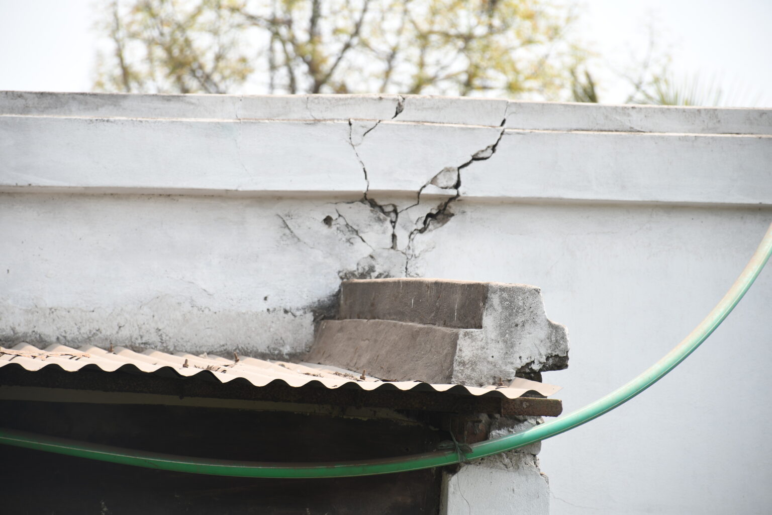 ভূ কম্পনে ভবনে ফাটল, উদ্বিগ্ন স্থানীয়দের প্রতিকার দাবি