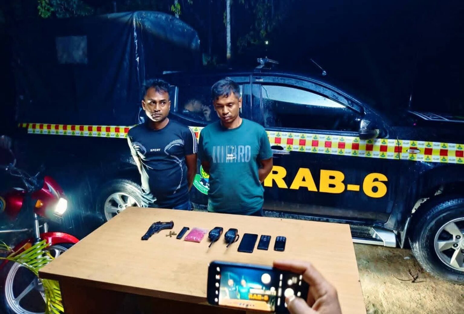 কালিগঞ্জে সহযোগীসহ কুখ্যাত ডাকাত আটক : অস্ত্র-মাদক ও হাতবোমা উদ্ধার