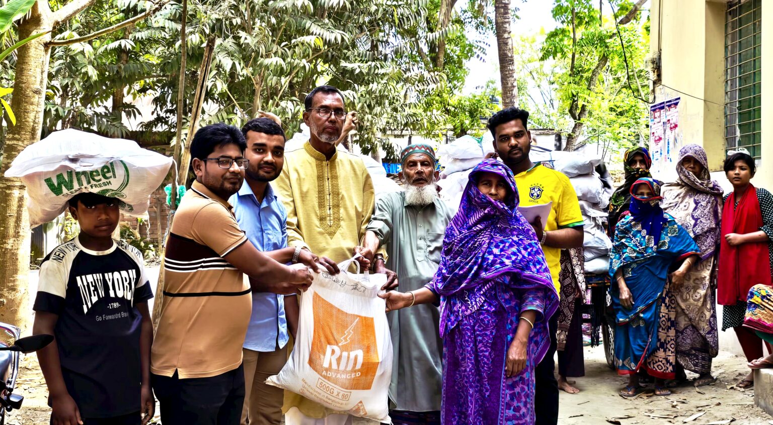 খাজুরায় তাবাসসুম ফাউণ্ডেশনের ঈদ উপহার বিতরণ