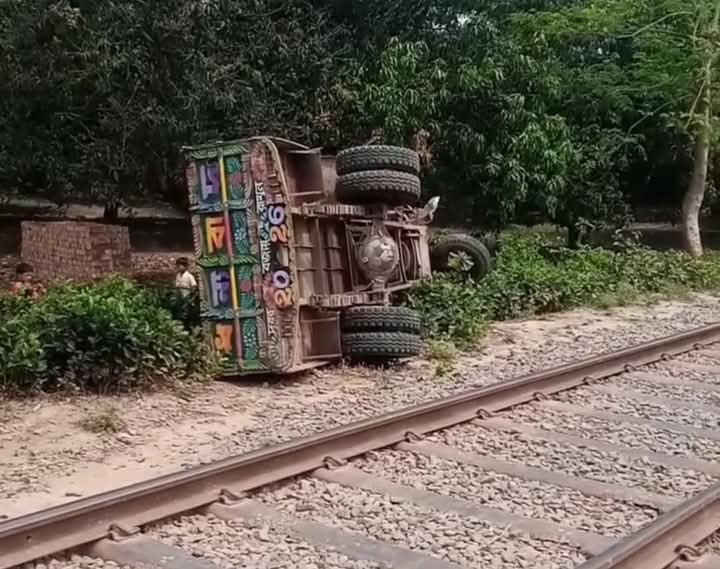 কোটচাঁদপুরে ট্রেনের ধাক্কায় নিহত ১