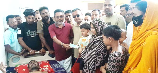 পাইকগাছায় চিকিৎসা সহায়তা দিলেন বিএনপি নেতা এনামুল
