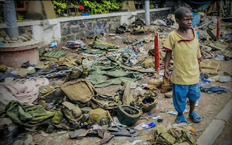 যুদ্ধের কালো ছায়া : মানবতার অশ্রু