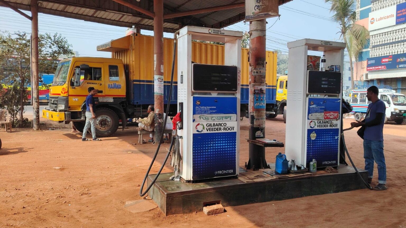 দাম বাড়ার আশঙ্কায় যশোরের পেট্রোল পাম্পে ভিড়