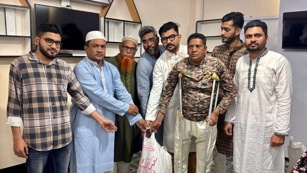 যশোরে আল মামুন ফাউন্ডেশনের উদ্যোগে ইফতার সামগ্রী বিতরণ