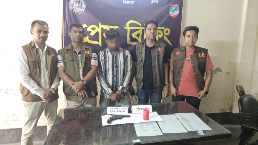 যশোরে ওয়ান শুটারগান ও ককটেলসহ যুবক গ্রেফতার