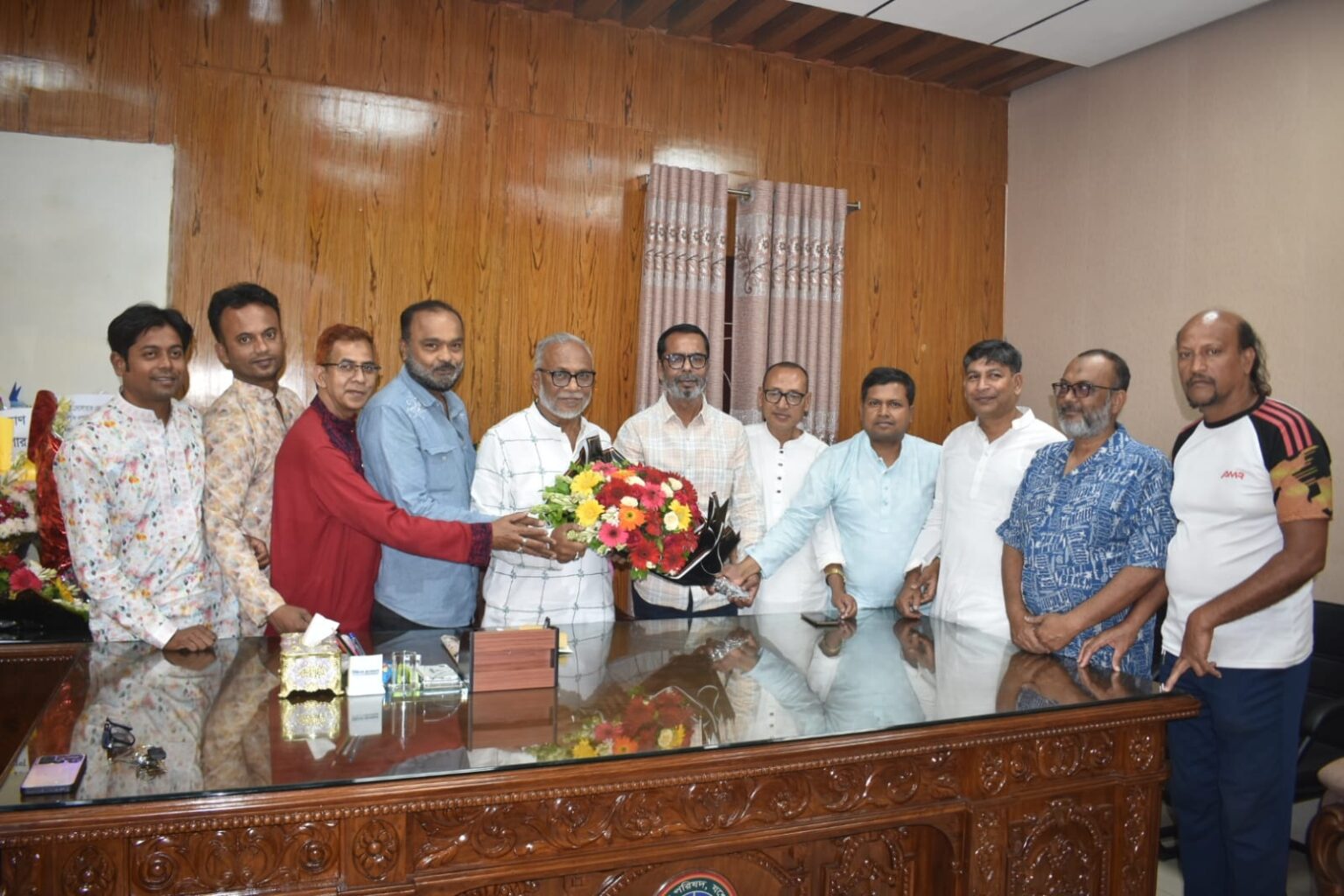 যশোর জেলা পরিষদের নবনিযুক্ত প্রশাসককে ফুলেল শুভেচ্ছা