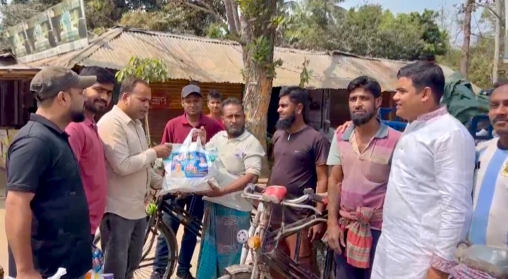 খালেদা জিয়ার রুহের মাগফিরাত কামনা : আরও ৫শ’ শ্রমজীবীকে ঈদ উপহার দিলেন শামীম