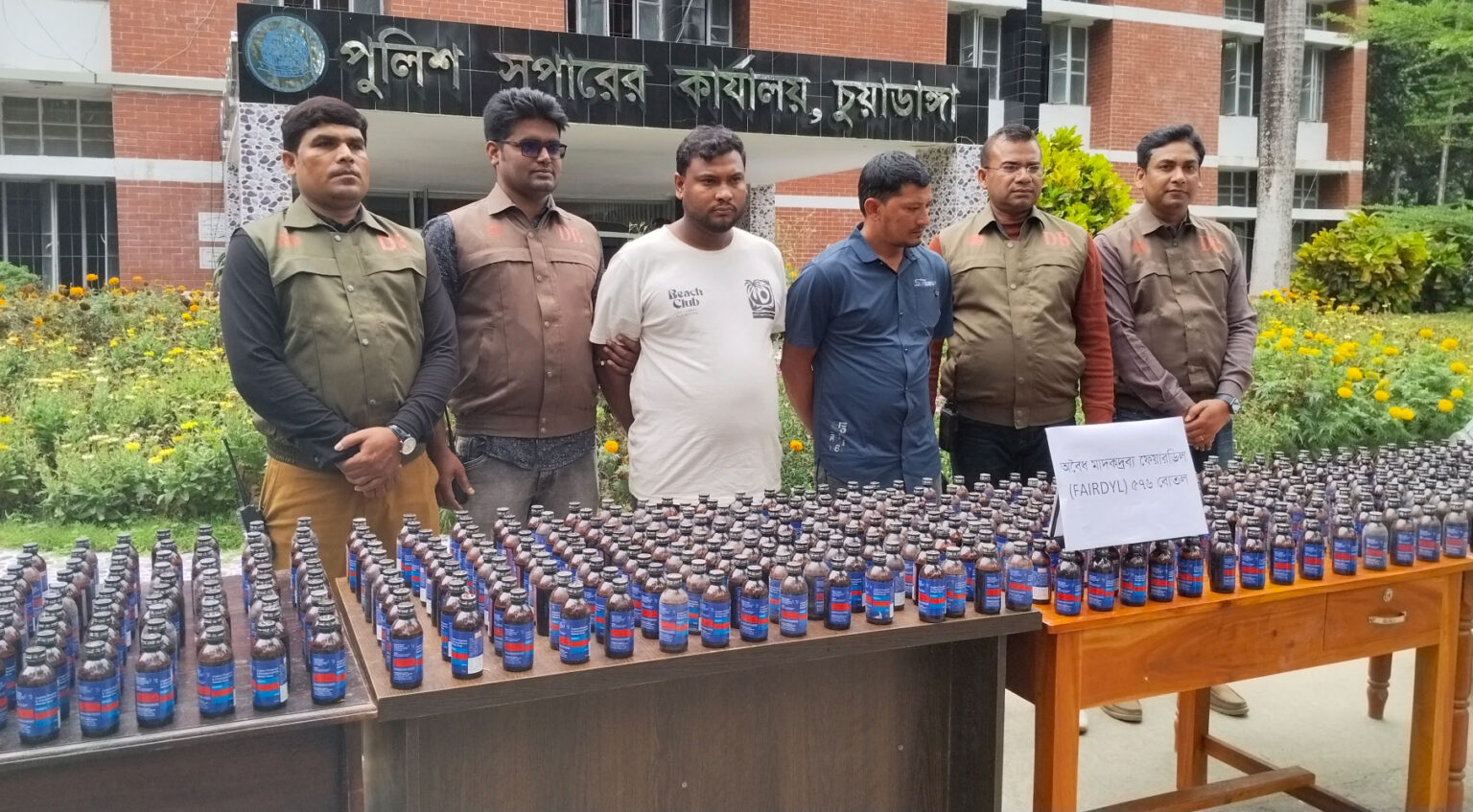 চুয়াডাঙ্গায় প্রাইভেট কারসহ বিপুল পরিমাণ মাদক জব্দ, গ্রেপ্তার ২