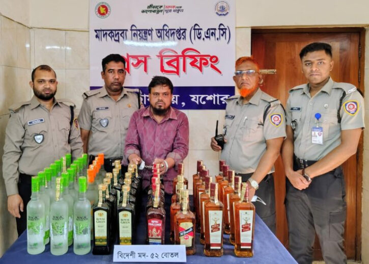 যশোরে বিশেষ অভিযানে বিদেশি মদসহ গ্রেপ্তার ১