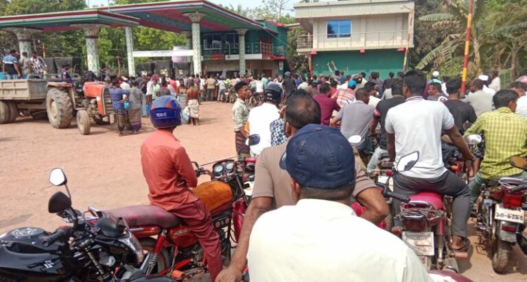 শ্যামনগরে তেলের জন্য দেড় কিলোমিটার দীর্ঘ লাইন