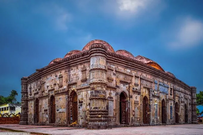 ঐতিহ্যের অনন্য নিদর্শন ছোট সোনা মসজিদ—গৌড়ের গৌরবময় স্মৃতি