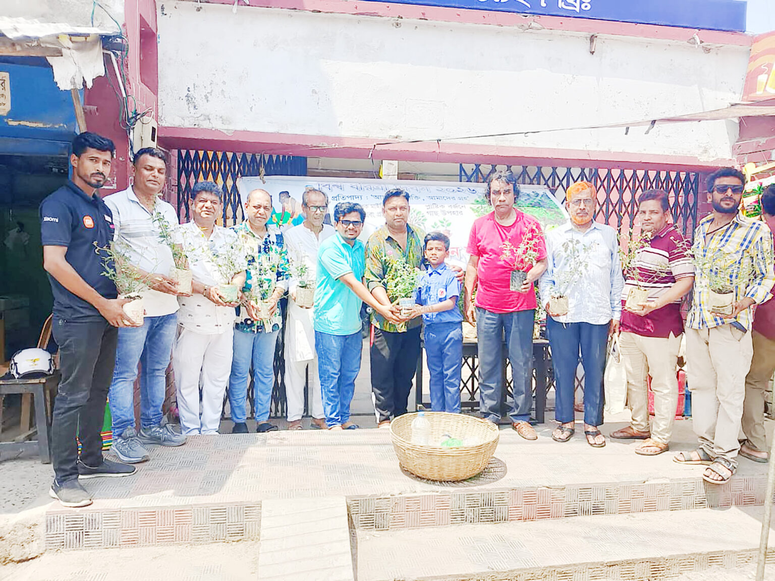 প্লাস্টিক বর্জ্যরে বিনিময়ে গোলাপ গাছ