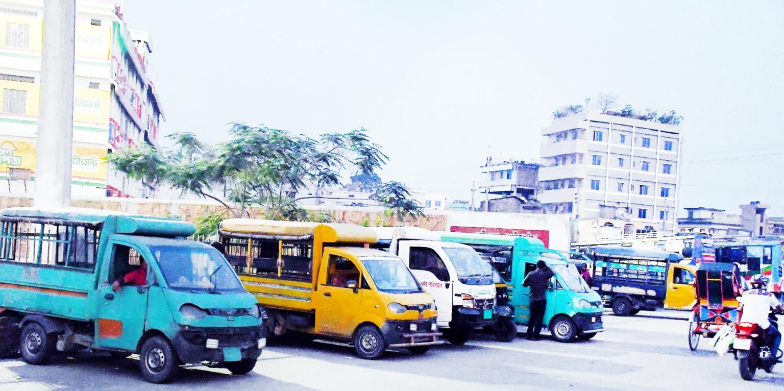 চার লেন মহাসড়ক দখলে নিত্যভোগান্তি জনজীবনে : শহরজুড়ে তীব্র যানজট