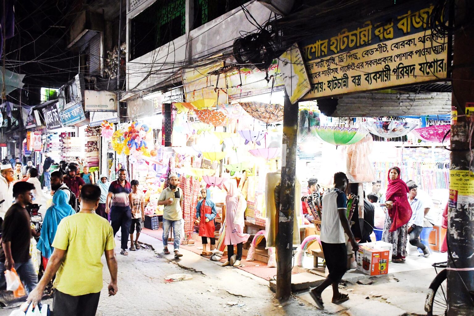 যশোরে সন্ধ্যার পর দোকান বন্ধের নির্দেশ উপেক্ষা