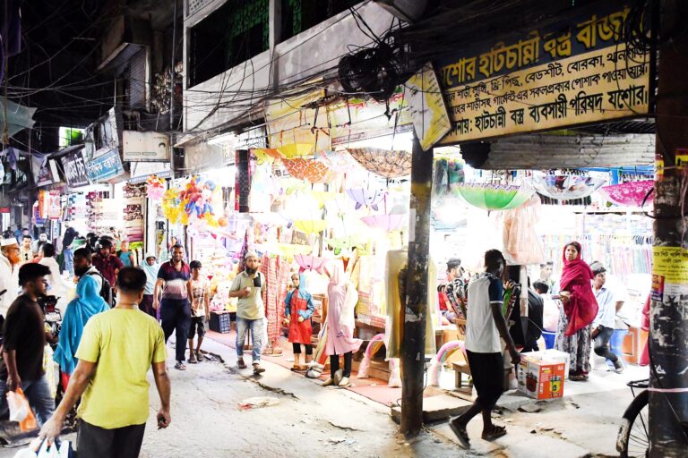 যশোরে সন্ধ্যার পর দোকান বন্ধের নির্দেশ উপেক্ষা