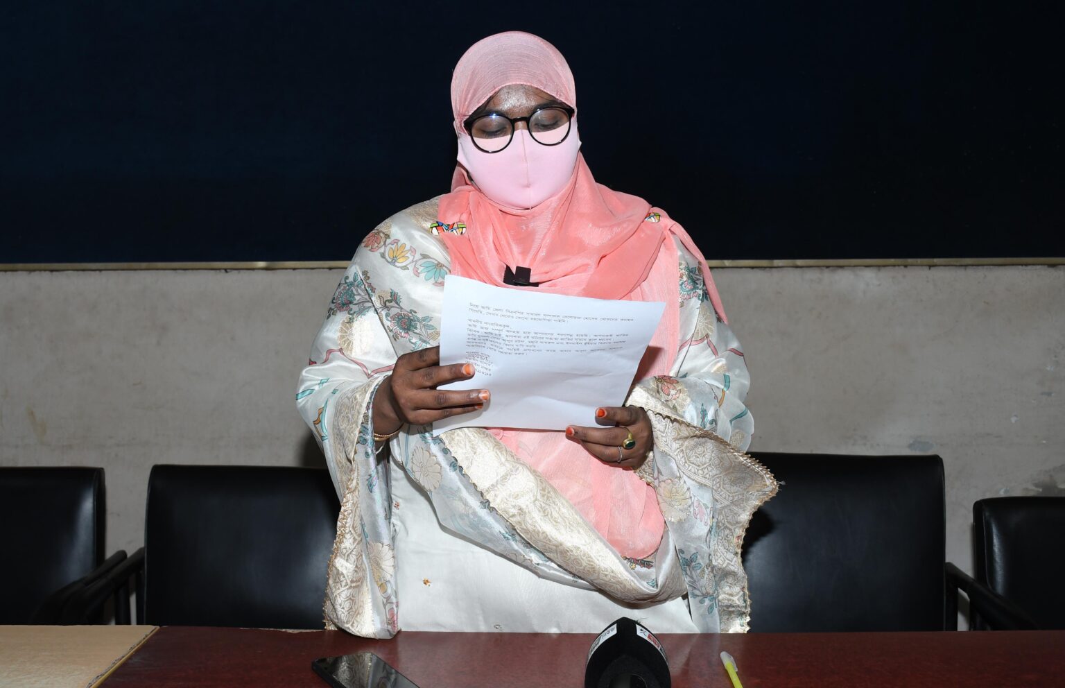 যশোরে সংবাদ সম্মেলনে নারীর প্রতারণা ও জিম্মির অভিযোগ