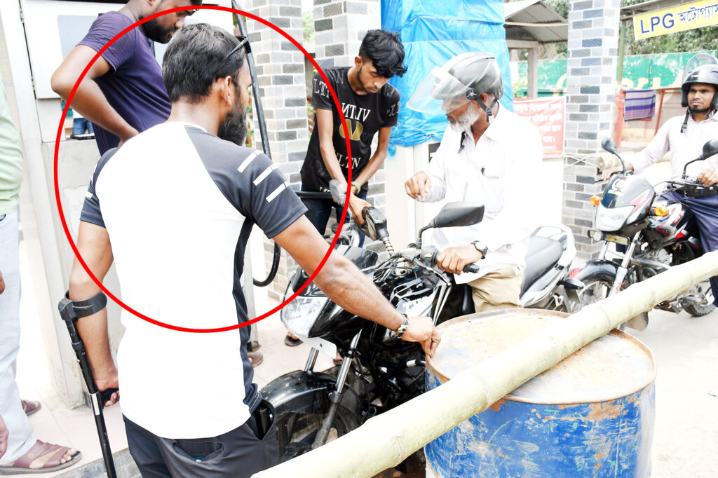 দালাল দৌরাত্ম্যে যশোর টার্মিনাল ফিলিং স্টেশন : ভোগান্তিতে গ্রাহক