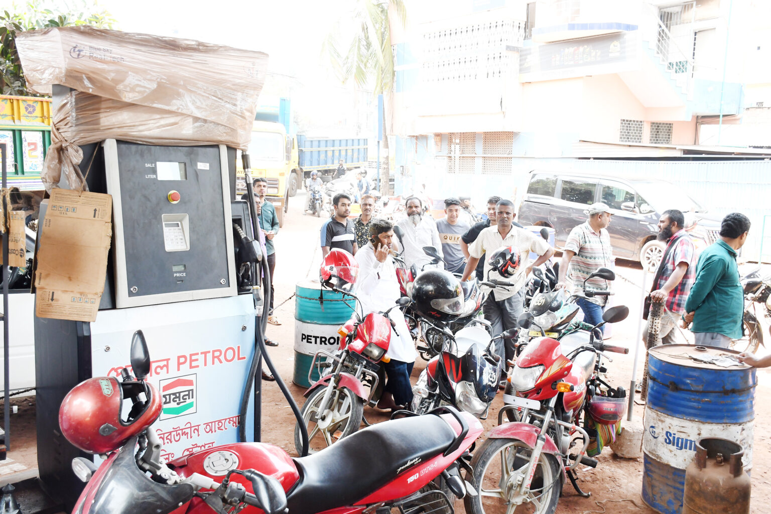 দাম বৃদ্ধি : পাম্পে নেই মজুদদারদের লম্বা লাইন