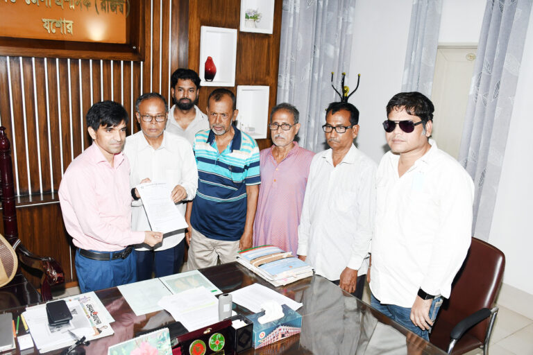 যশোর ২৫০ শয্যা জেনারেল হাসপাতাল পূর্ণাঙ্গ আইসিইউ ইউনিট চালুর দাবিতে স্মারকলিপি