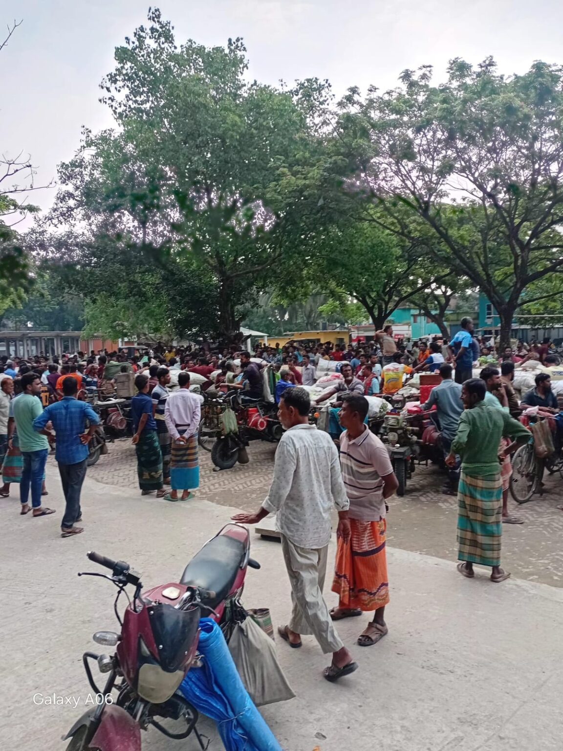 খাজনা ইস্যুতে অচলাবস্থা বারীনগর সবজি মোকামে : দুর্ভোগে শত শত কৃষক