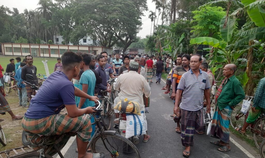 ‘শ্রমিকের হাট’: কেশবপুরে ধান কাটার মৌসুমে ঊর্ধ্বমুখি মজুরিতে চাপে কৃষক