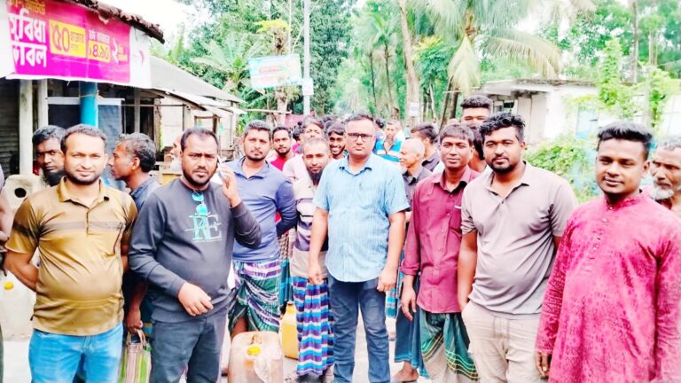 কালিগঞ্জে চেয়ারম্যানের তদারকিতে তেল বিতরণ