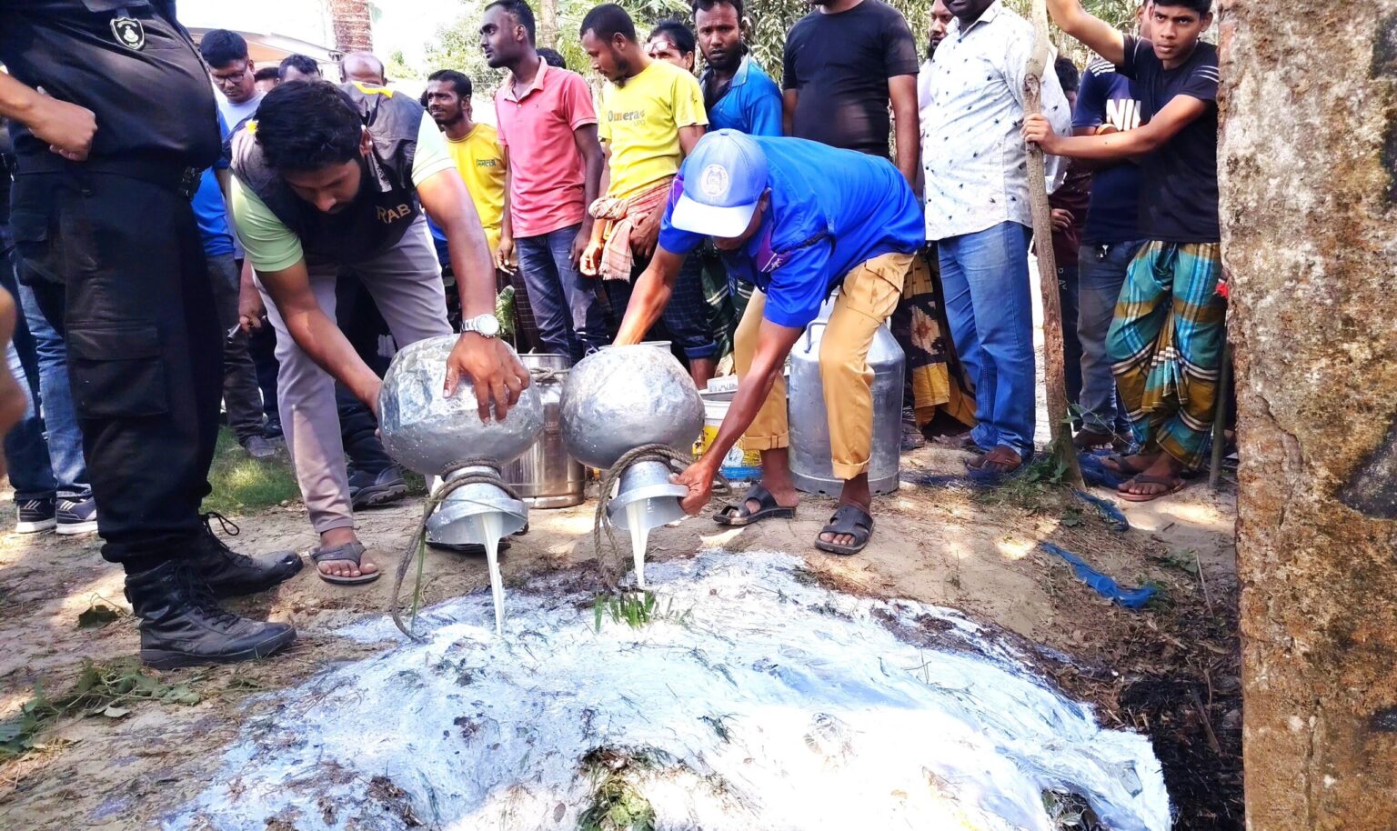 কেশবপুরে জেলি, তেল ও সোডা মিশিয়ে দুধ তৈরি দুই ব্যক্তিকে জরিমানা
