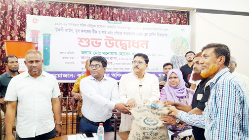 মাগুরায় ক্ষুদ্র ও প্রান্তিক কৃষকদের মাঝে বিজ ও সার বিতরণ