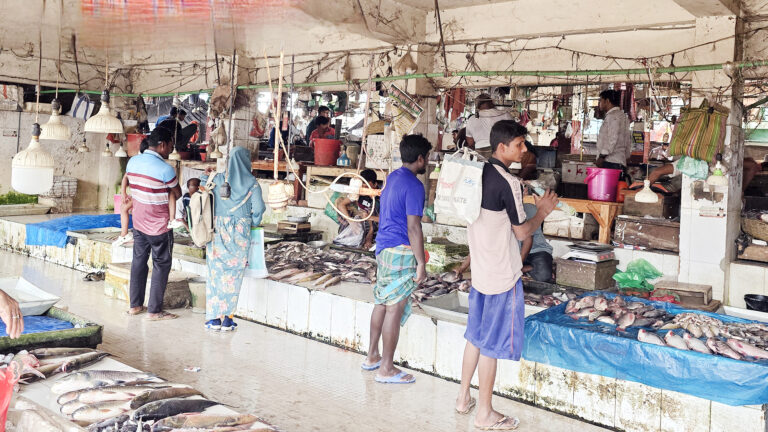 মণিরামপুর বাজারে নেই মূল্য তালিকা