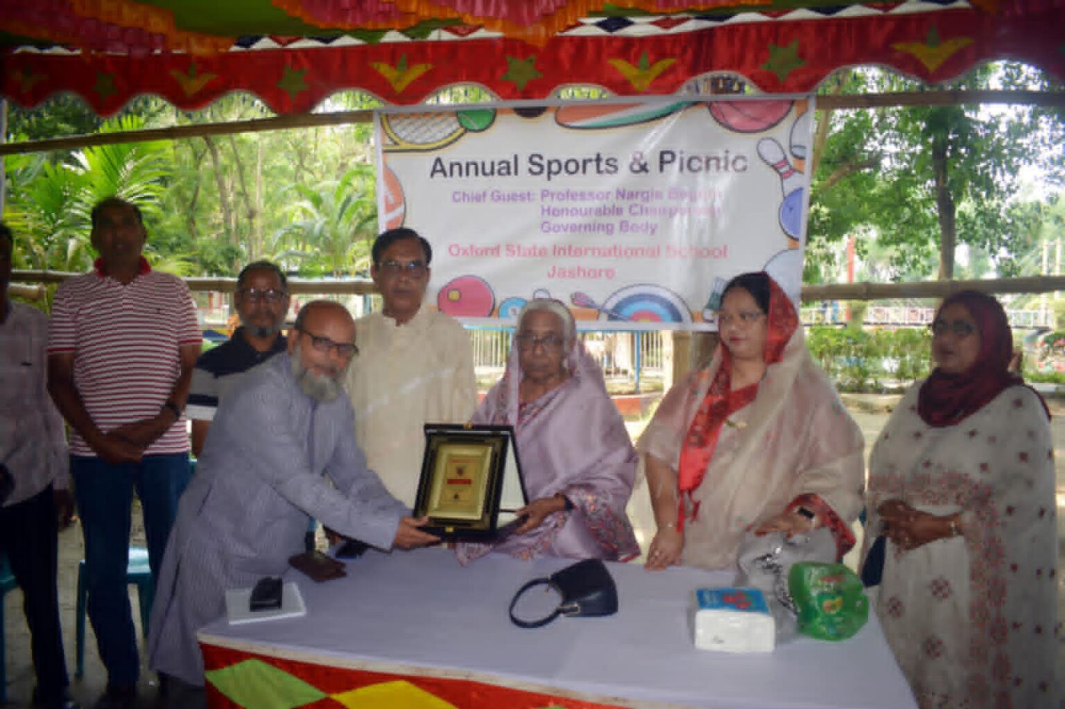 অক্সফোর্ড স্কুলে পুরস্কার বিতরণ: সহশিক্ষায় গুরুত্বারোপ অধ্যাপক নার্গিস বেগমের